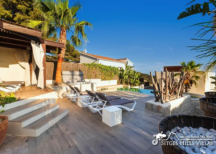 Stunning Ibizenca With Private Pool In 锡切斯