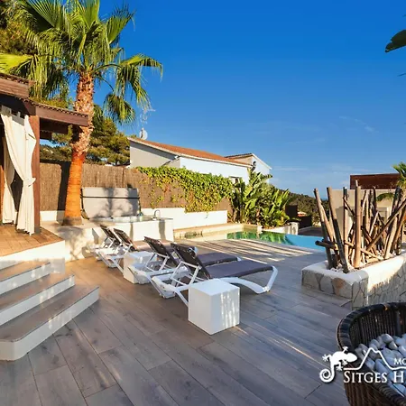 Stunning Ibizenca With Private Pool In Сиджес